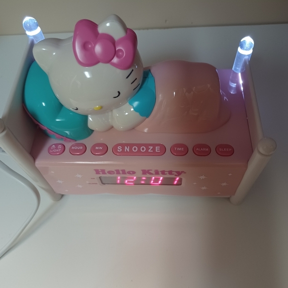Hello Kitty Night Light, Radio and Alarm Clock - Picture 12 of 12